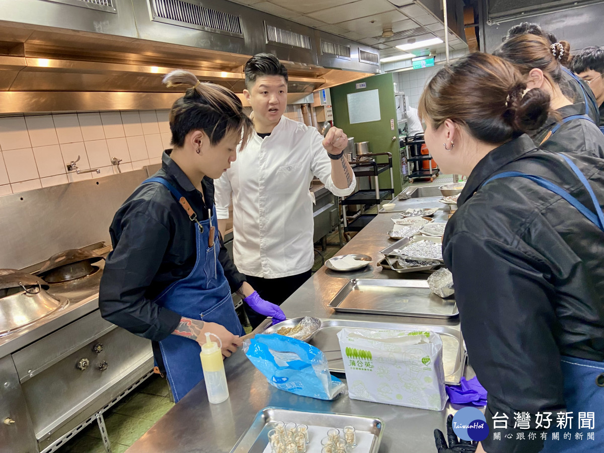 米其林三星主廚林恬耀（左二）指導餐旅管理系畢業生籌劃辦理餐會。