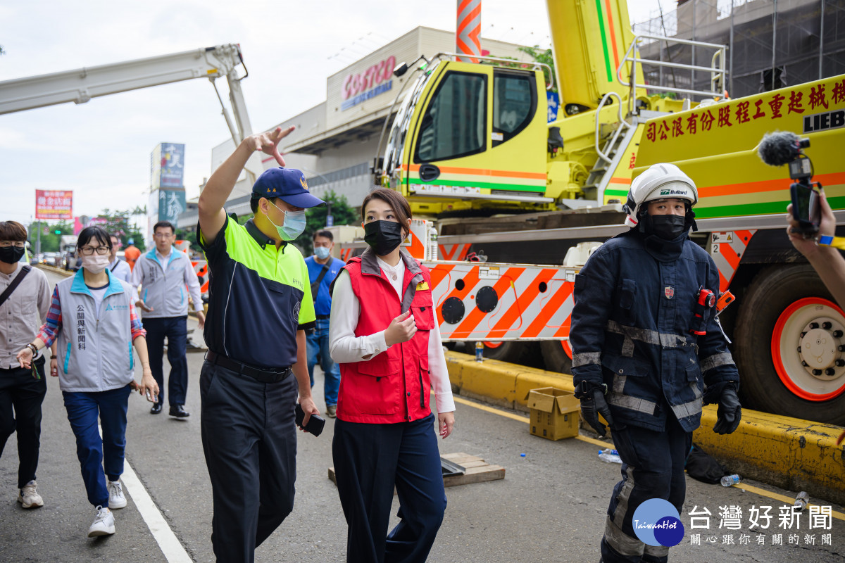 高虹安市長偕同消防局長李世恭、警察局長邱紹州至火災現場關切疏散情況。