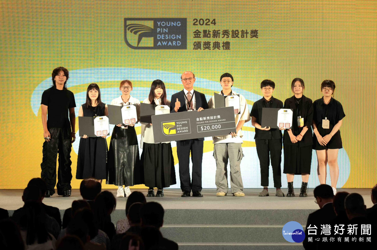 中原室設系獲得兩組金點新秀設計獎肯定(左1至3為學生陳與耕、彭子庭、陳怡嘉)。