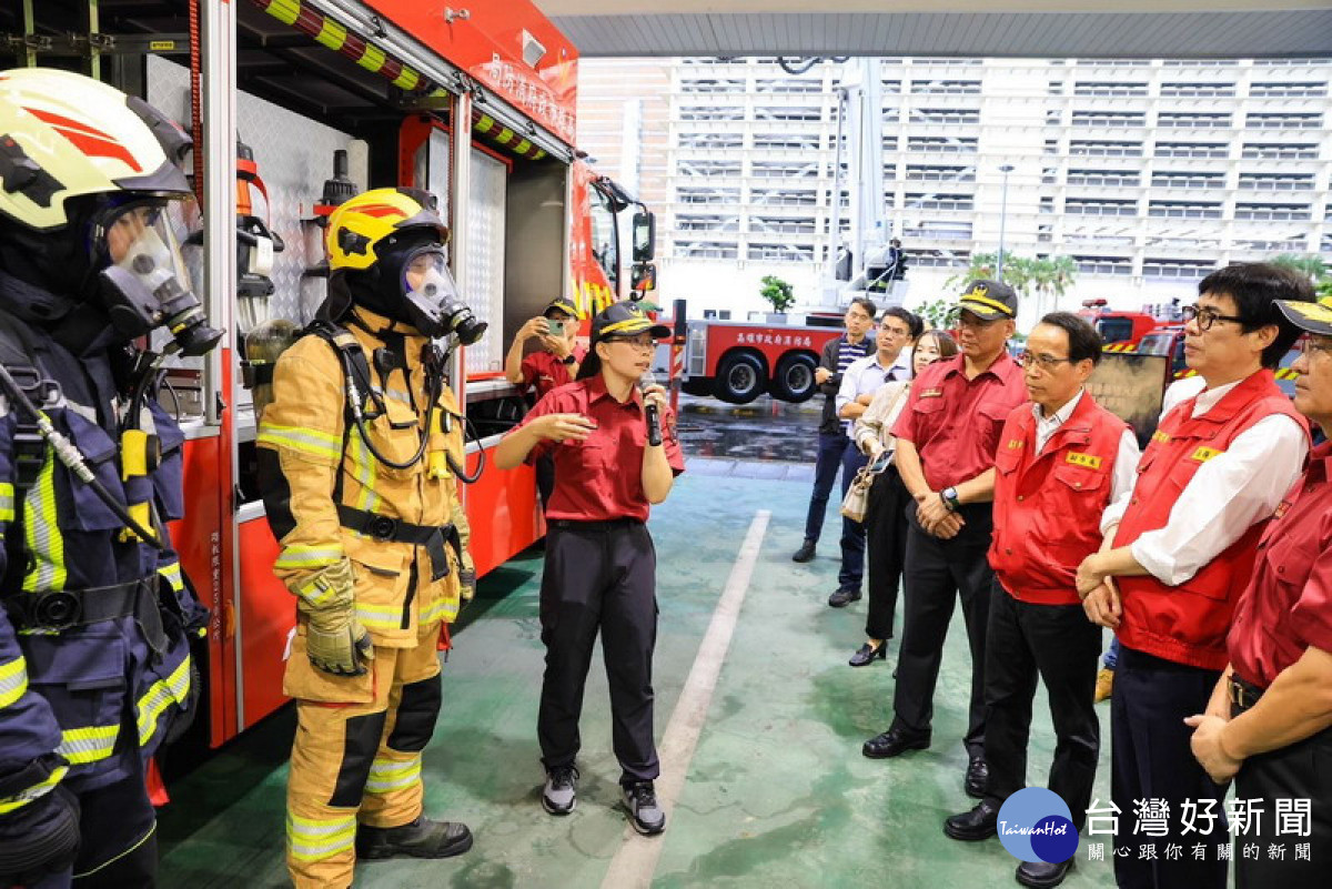▲消防隊員展示頭盔、空氣呼吸器等全套裝備，並現場演示裝備使用方法。<br />
