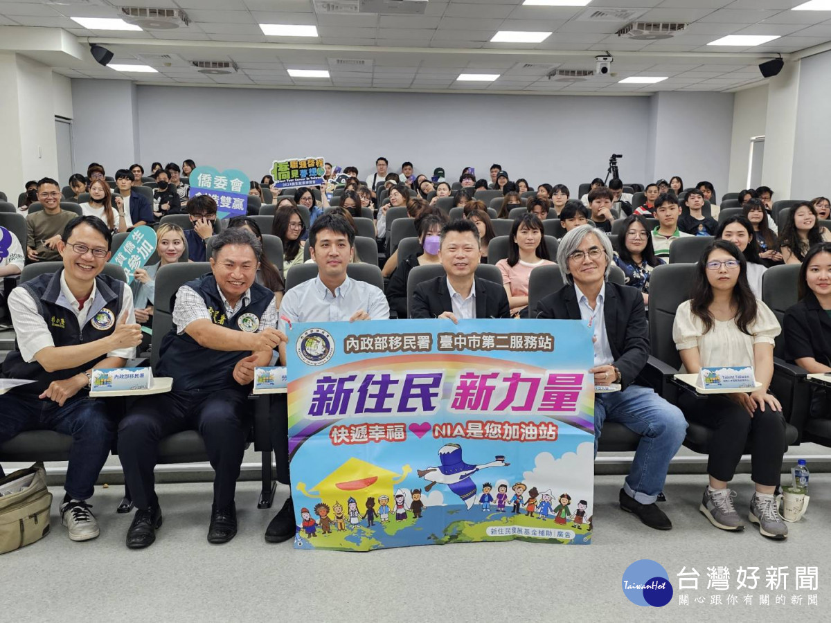 移民署臺中市第二服務站宣導僑生留台「1+1」新制。