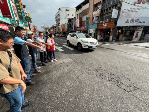 議員和里長會勘坑洞路面。林重鎣攝