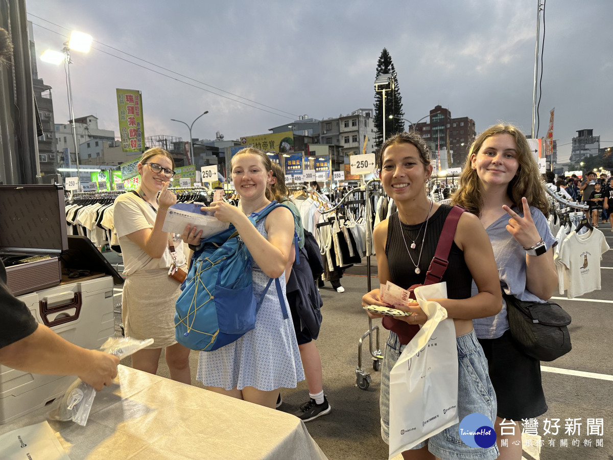 美國猶他州高中生華語研習團學員們30日晚上勇闖新竹後站夜市，實地用華語購物消費。