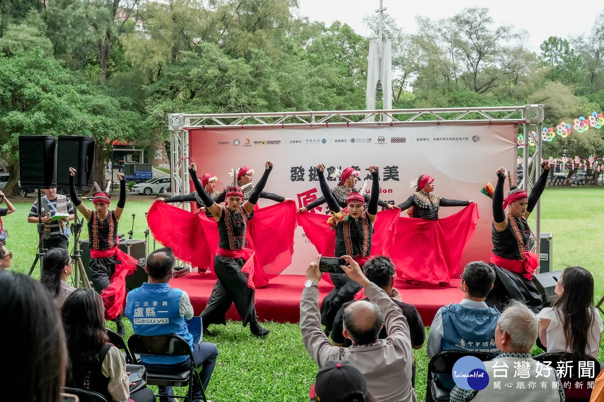 由原民局部落大學以熱情的傳統歌舞表演揭開序幕。