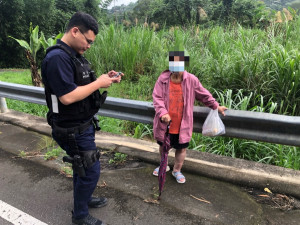 失智婦購物未歸，楊梅警調監視器急尋回。