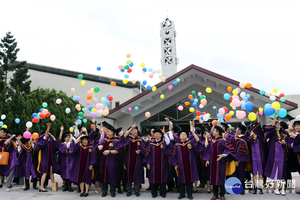 湯明哲校長率領一級主管與畢業生代表在活動中心廣場前施放夢想氣球