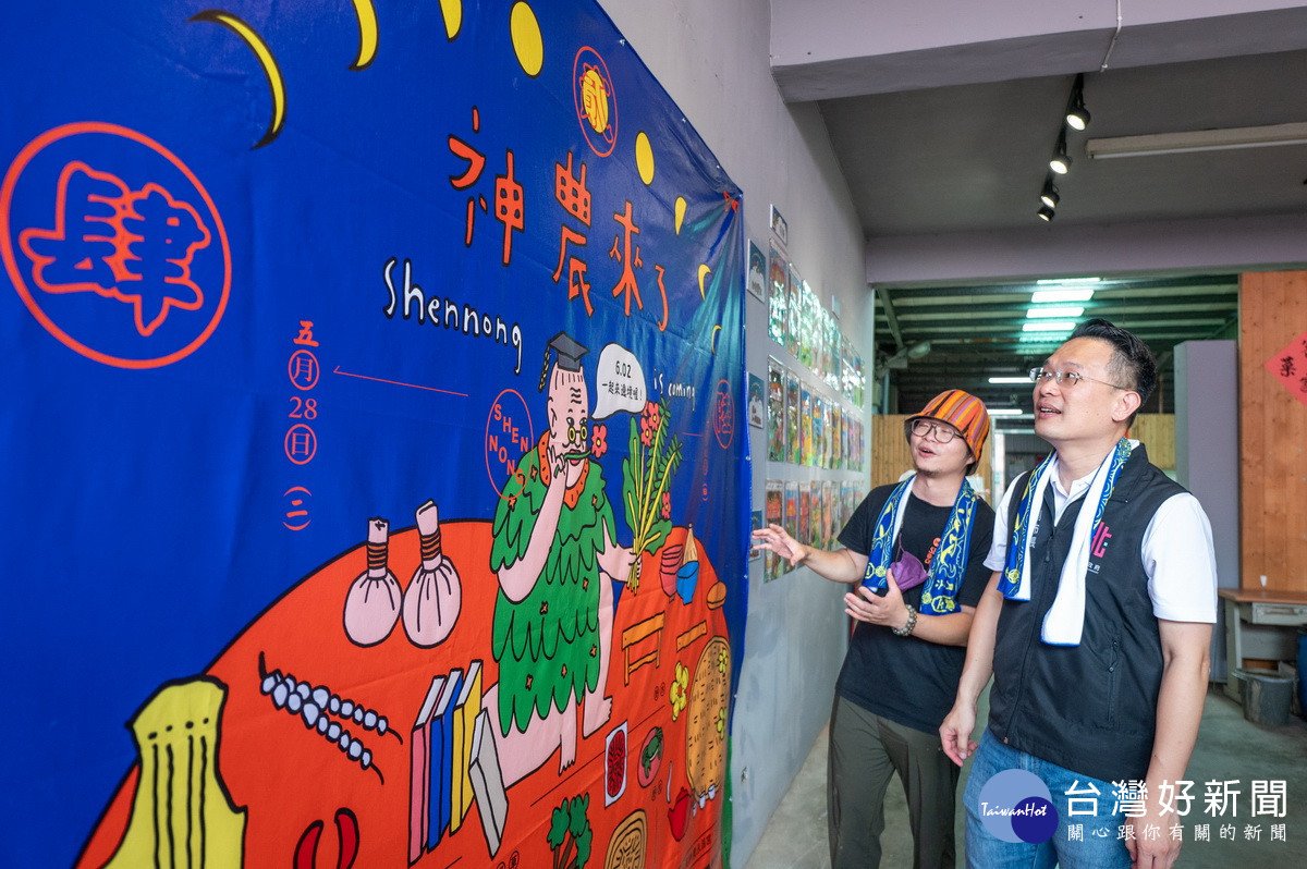 桃園市副市長蘇俊賓參觀兒童繪畫比賽得獎作品。