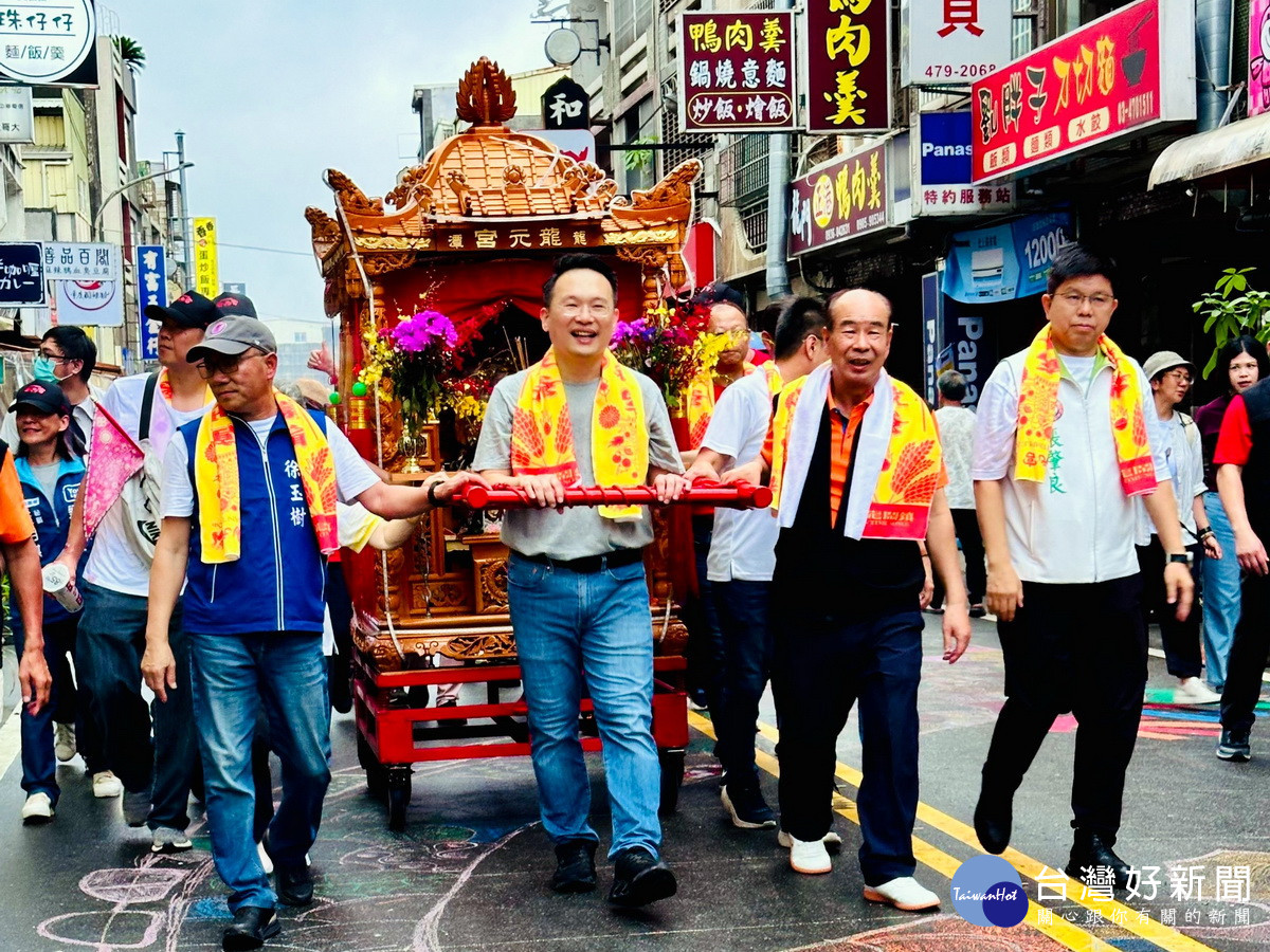 桃園市副市長蘇俊賓出席龍潭龍元宮建廟二百年慶典，與神同行28公里徒步巡庄。