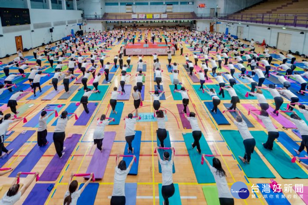 超過百名瑜珈愛好者共同參與。<br /><br />
<br /><br />
