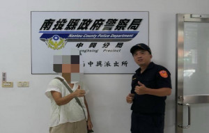 婦人感謝員警協助守護財產。（中興分局提供）