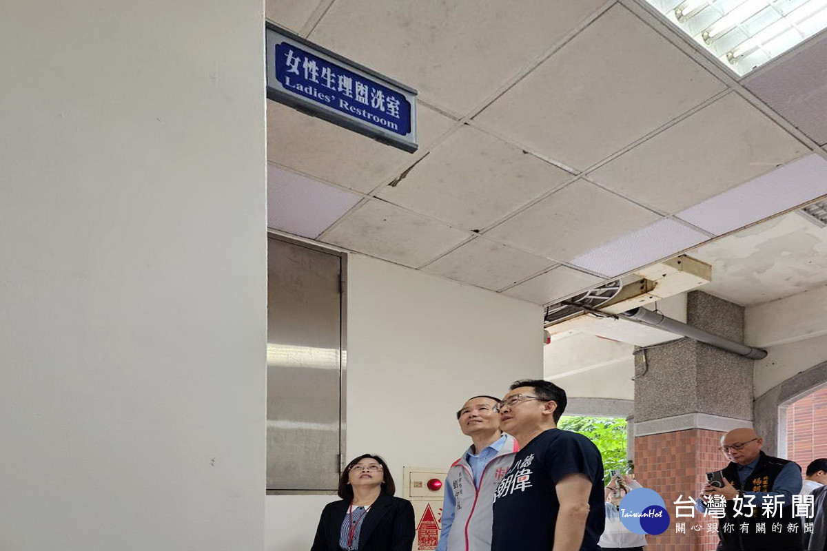 桃市府教育局長劉仲成、市議員楊朝偉、八德國中校長鍾美華實地會勘已完工的「女性生理盥洗室」。