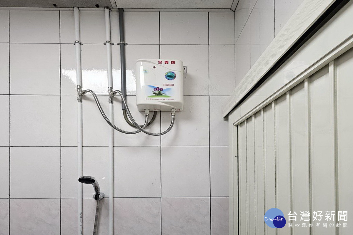 八德國中「女性生理盥洗室」。