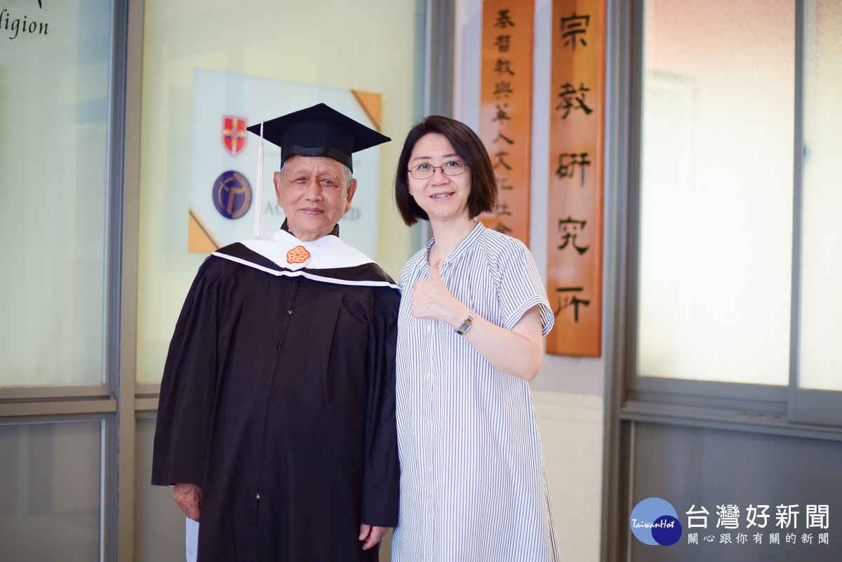  中原大學最高齡畢業生周義祥(左)感謝宗研所行政助理黃衛芳(右)在他學習期間的諸多協助。