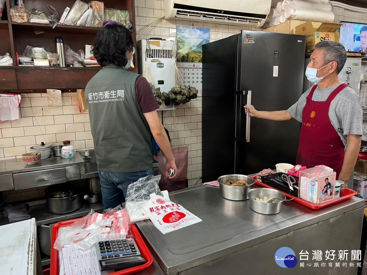 竹市衛生局針對應景食品販售所、粽子製造業稽查。