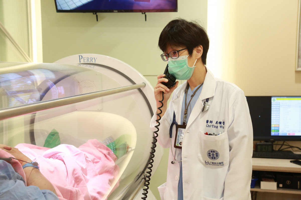 高壓氧中心吳繼瑩主任執行高壓氧治療(示意圖)。