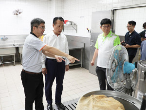 嘉義縣長翁章梁今天前往永慶高中，關心學校營養午餐並慰勞廚工／嘉義縣府提供