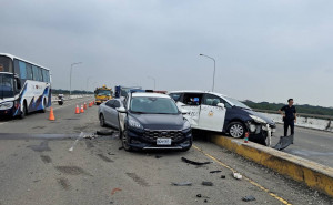 雲林西螺警分局、彰化北斗警分局警車到場戒護，不料卻遭另輛轎車從後追撞／警方提供