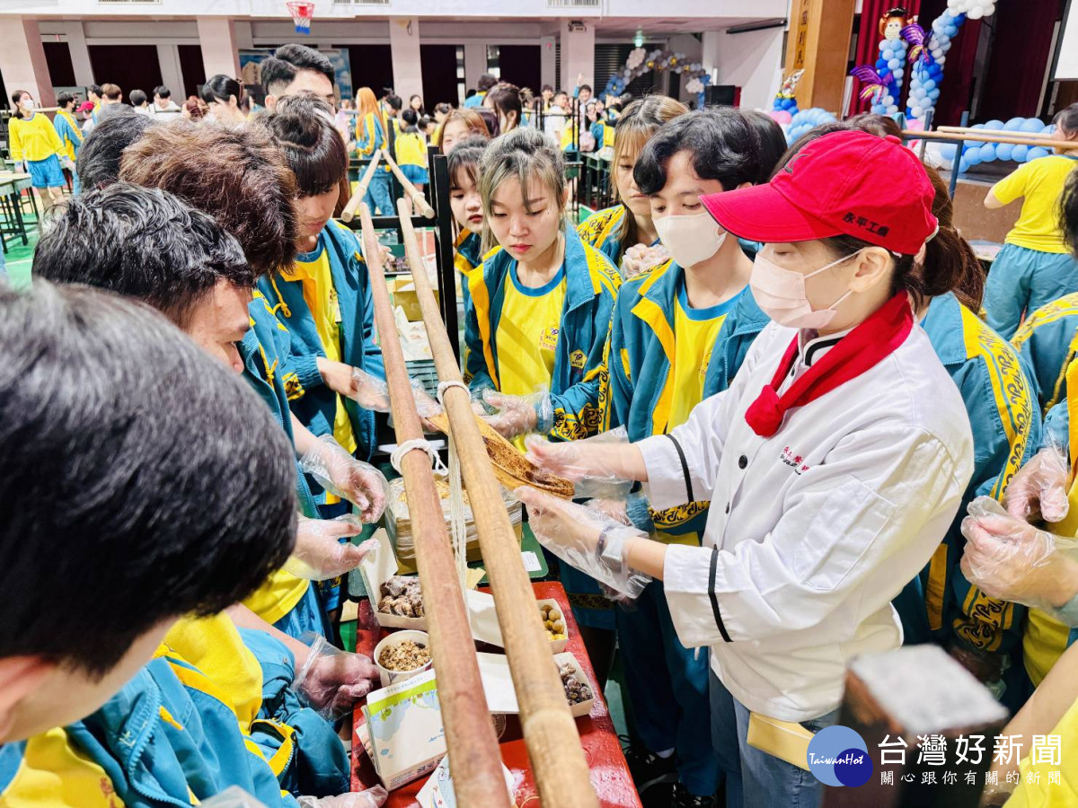 永平工商舉辦文化傳承的活動—僑生包粽子體驗，為全校師生提供一個難忘的節慶體驗。