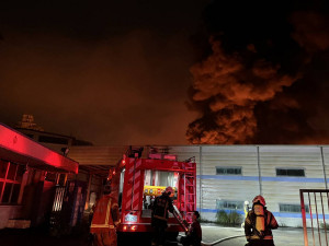 楊梅工廠深夜火警 ，消防隊緊急搶救。