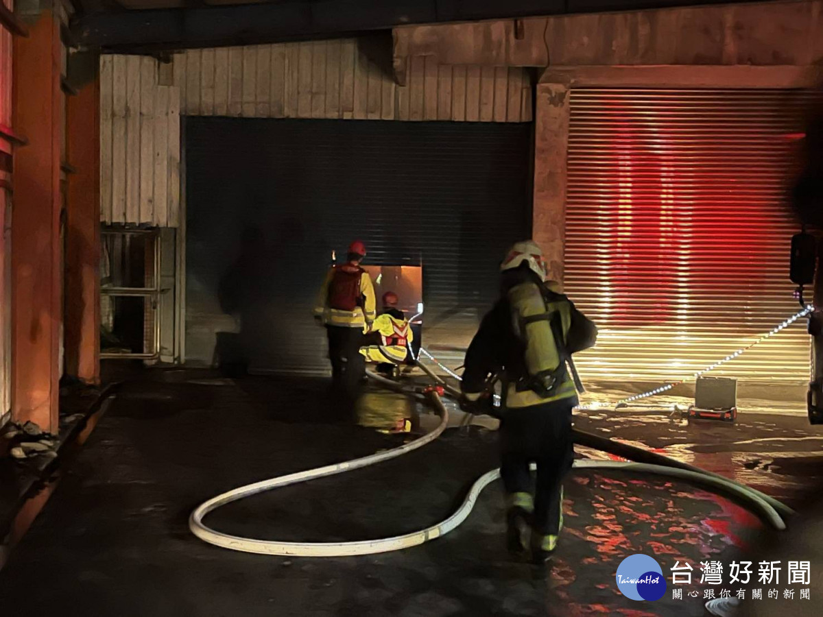 楊梅工廠深夜火警 ，消防隊緊急搶救。