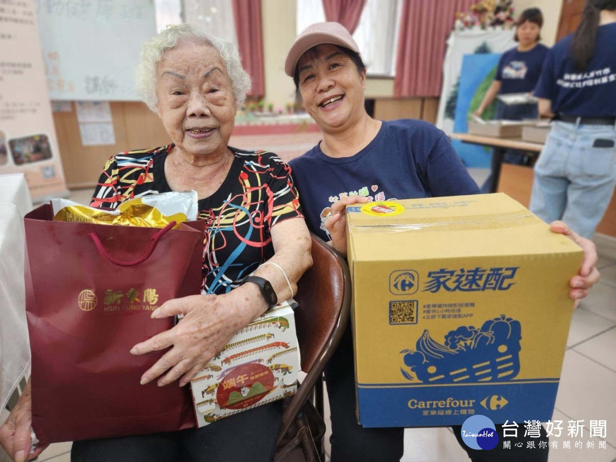 志工瑞珍姐協助致贈曾奶奶市府端午禮品。