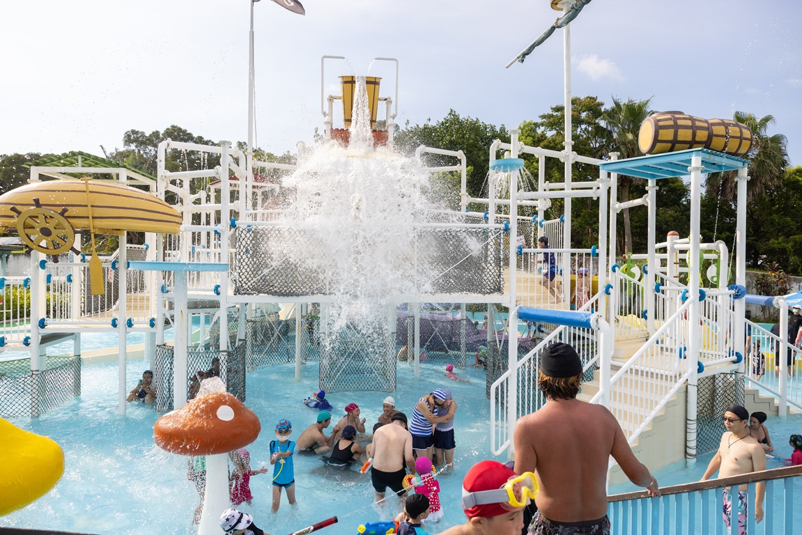 適合各年齡層的水迷宮設施將開放，成為了親子客群必玩的設施。