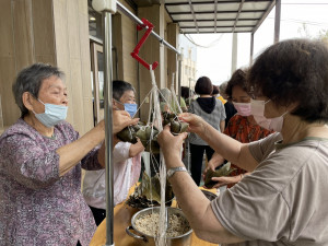 粽藝大集合！北斗秀和苑日照中心包粽子，街坊鄰居鬥熱鬧。圖秀傳醫院提供