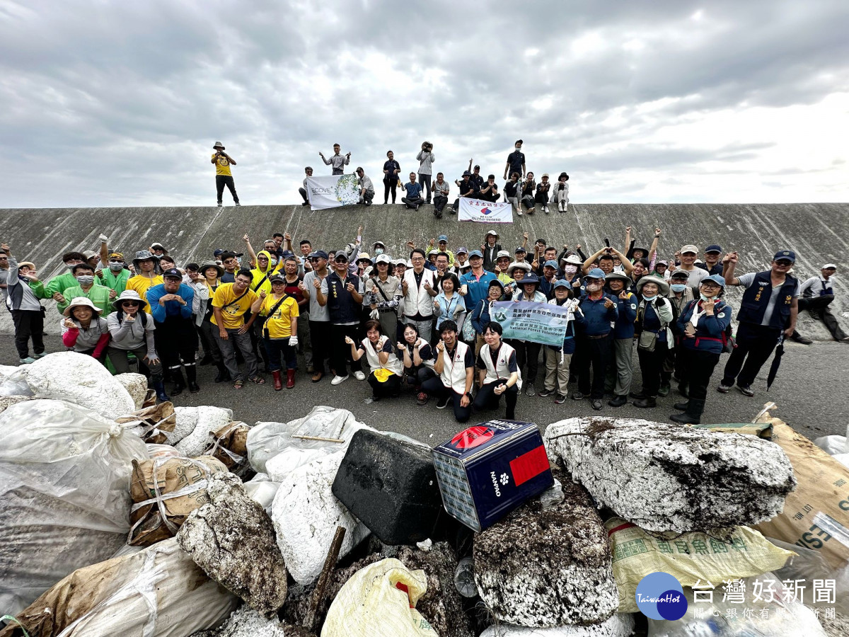 陸蟹保育聯盟城西家園清淨活動　近200人參加清出2500公斤垃圾