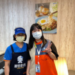 新竹就業中心運用「壯世代就業促進獎勵」成功協助罹癌中高齡婦女小娟(左)穩定就業。