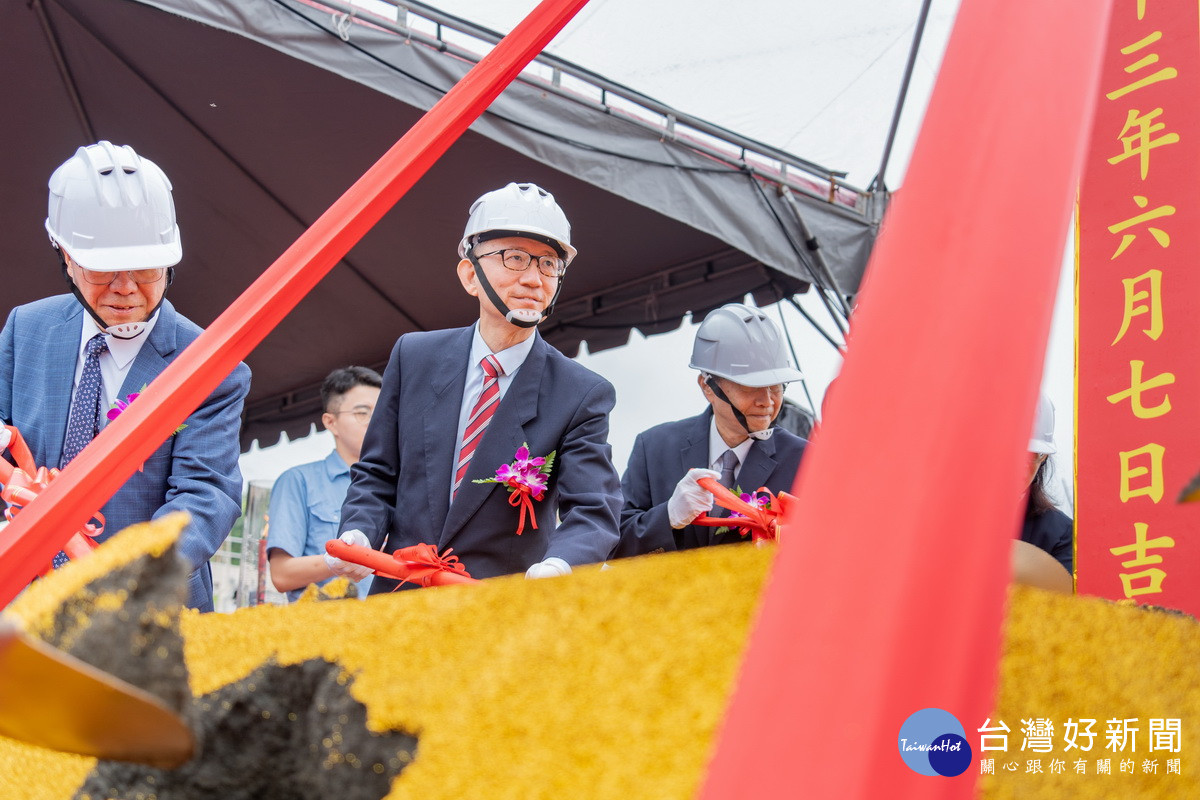 桃園市副市長王明鉅出席「70MeV中型迴旋加速器館新建工程動土典禮」。<br />
