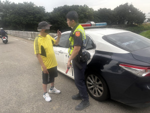 中壢警方及時救助迷途老翁。