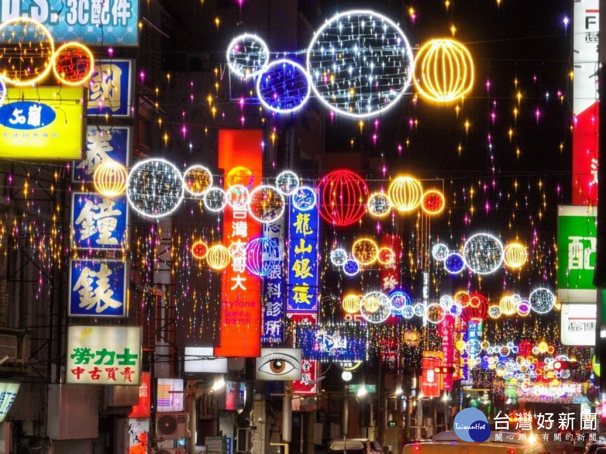2024小鎮光影藝術節開燈亮起來，日本知名「角落小夥伴」現身鹿港。圖／記者鄧富珍翻攝