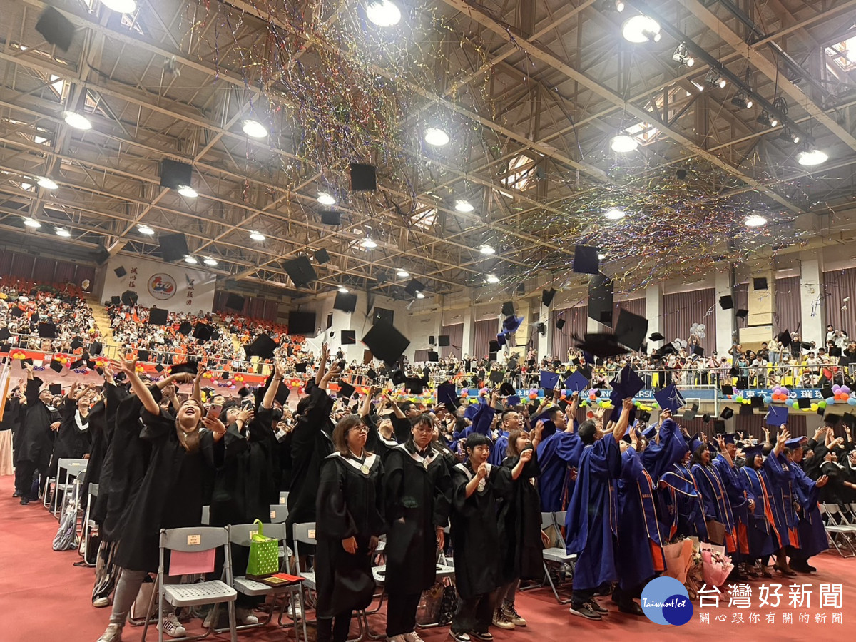 嶺東科大全體畢業生將帽子袍向空中彼此祝賀畢業快樂。（圖/嶺東科技大學）