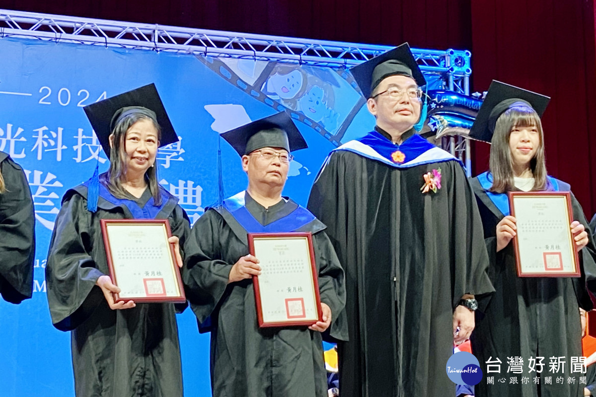 老福系來自馬來西亞的56歲新住民畢業生陳秀琴（左一），獲得德育成績優異獎。（弘光科大提供）