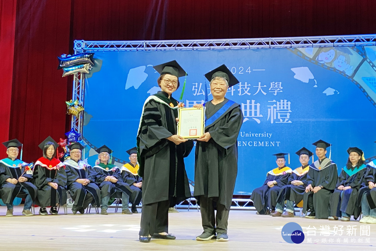 弘光科大校長黃月桂（左）頒「孜孜不倦獎」給以第一名成績畢業的77歲畢業生蔡月霞（右）。（弘光科大提供）