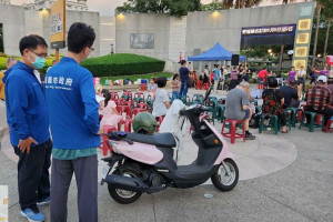 民眾將機車駛入公園並違規停放／