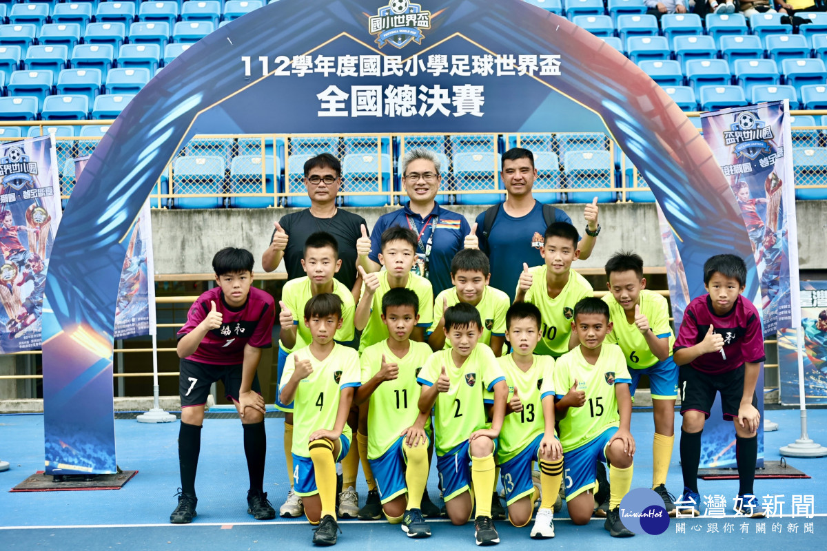 運動局長李昱叡代表市長親赴臺北為臺中足球小將加油。