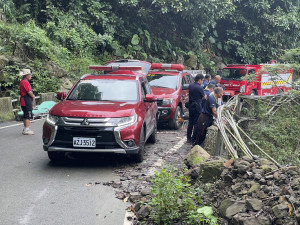 警消及時到場，並在附近熱心居民協助下，將受傷林男以徒手拉繩方式救出／警方提供