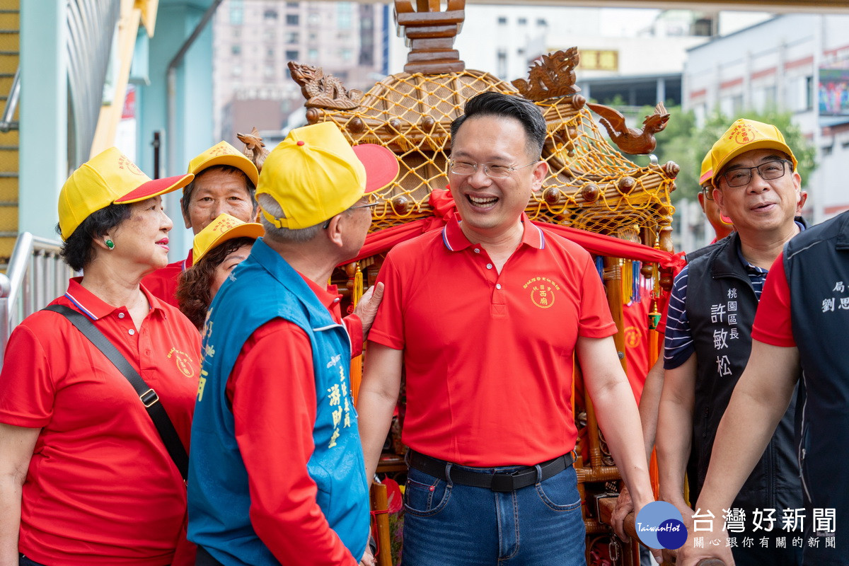 桃園市副市長蘇俊賓出席桃園西廟都城隍公爺繞境巡城活動。<br /><br />
