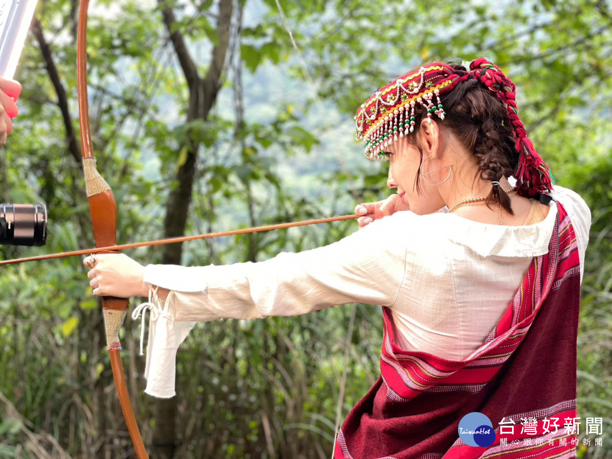 安妮走訪谷關松鶴部落,體驗泰雅文化及射箭。