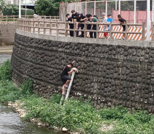 愛犬卡河堤，兄弟雙雙被困，中壢警協助脫險。