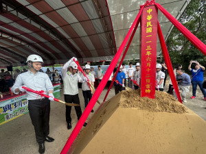 與會貴賓吉時共同誠心祝禱。執鏟動土。