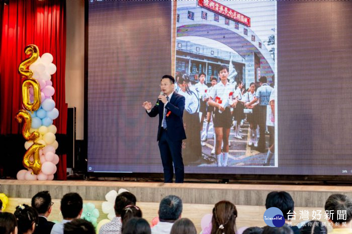 蘇俊賓副市長向畢業生們分享自己畢業時的照片。