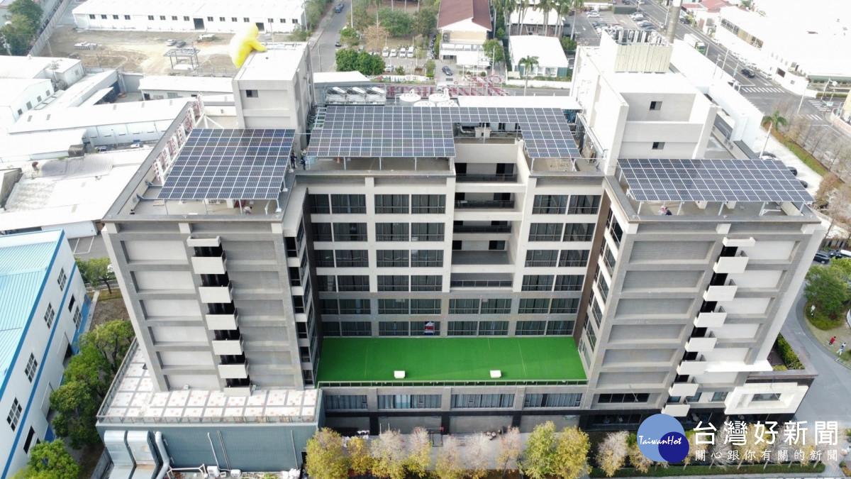新悦花園酒店於屋頂設置太陽能光電板發電供館內設備使用／陳致愷翻攝