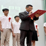 陳宥軍同學(左)為畢業証書授証代表，吳俊憲校長宣讀証書內容。
