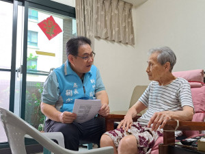 新竹榮服處鞠處長(左)關懷訪視新竹市北區高齡獨居遺眷。