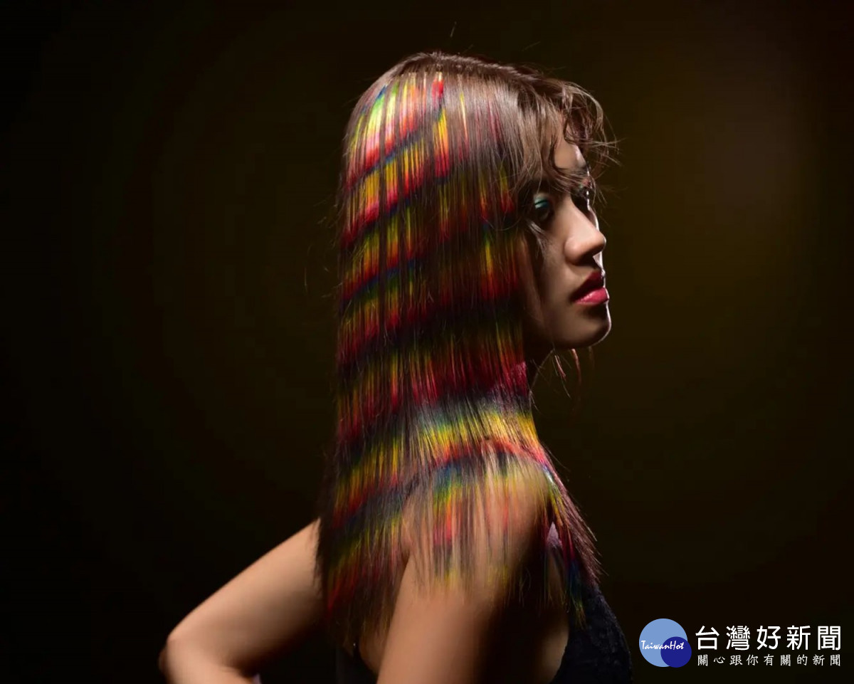 美髮系副教授呂佩芸獲得創意染髮設計金獎作品「霞光」。