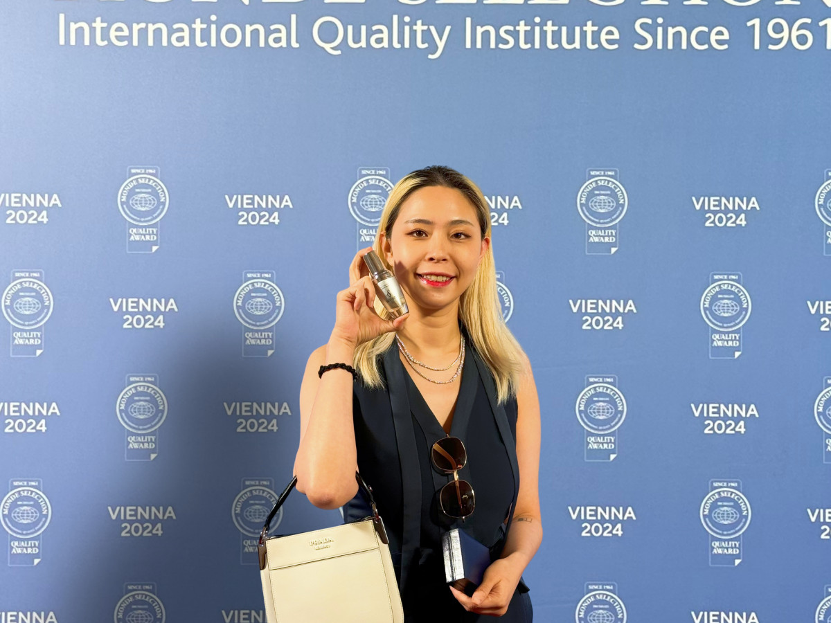 多媒體公關經理攜肌萃超導晶露於維也納頒獎典禮現場。