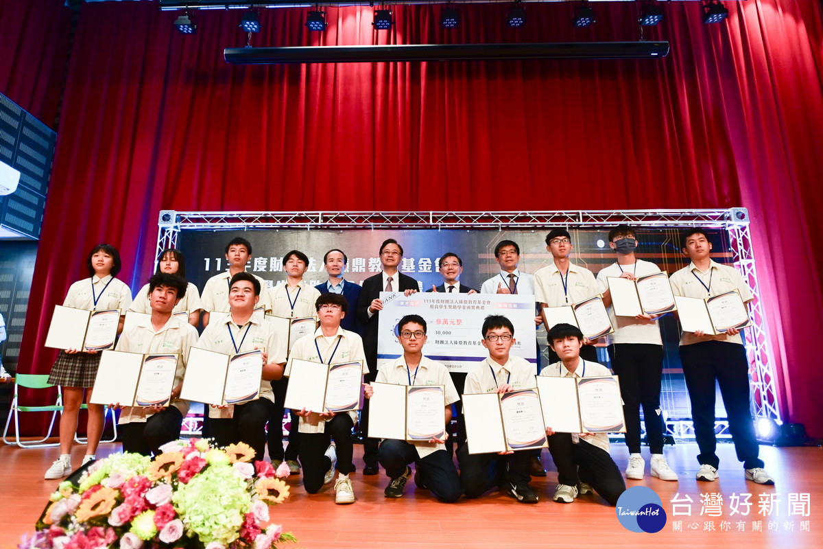 臻鼎教育基金會表揚573名技職學生　張善政恭喜並期勉獲獎學子