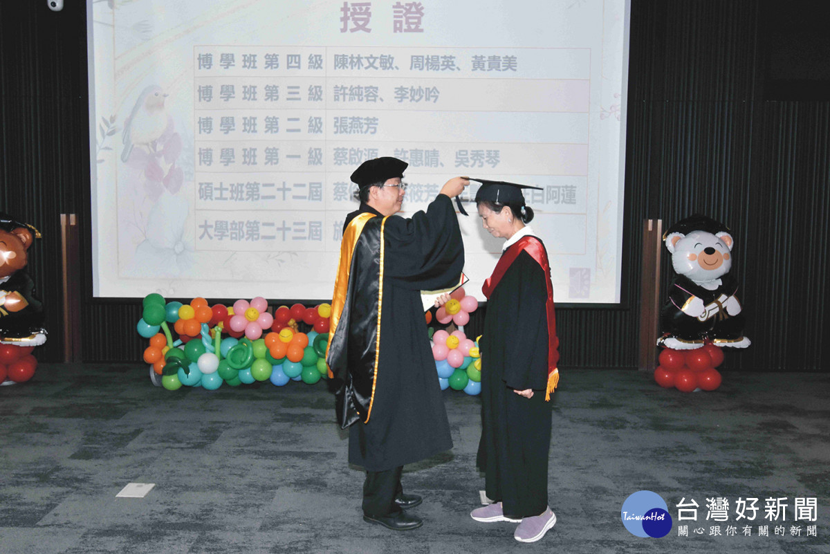 松年大學總校校長阮介民牧師（左），為畢業生撥穗並予以祝福。
